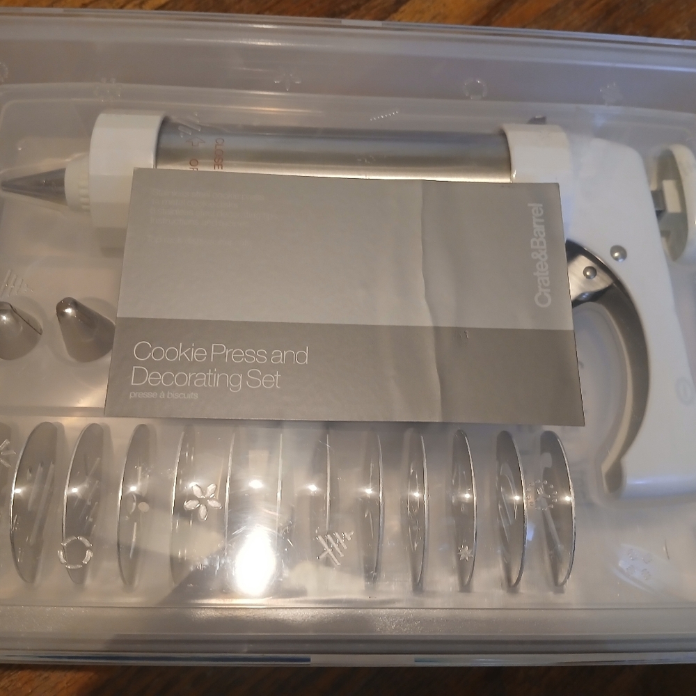 NIP Crate & Barrel Cookie Press and Decorating Set